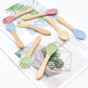Juego de Cuchara y Tenedor de Silicona para Bebé, sin BPA, de Grado Alimenticio, con Mango de Madera, para Niños Pequeños, Cubiertos para la Hora de Comer - Product Image 1