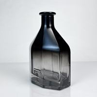 Bouteille de whisky en verre transparent à corps facetté et dégradé de couleur, base épaisse, vente en gros directe d'usine chinoise
