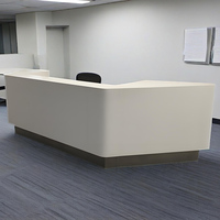 Bureau de réception moderne et durable à surface solide incurvée et élégante en Corian Bureau de réception d'angle