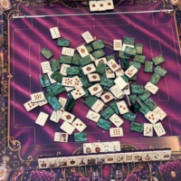 Ensemble de tuiles de mahjong de luxe parisien, 160 tuiles de mahjong américaines avec dos marbré vert, options de supports, de poussoirs et de tapis
