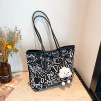 Sac fourre-tout imprimé grande capacité, sac à main décontracté polyvalent et tendance à bandoulière avec pendentif, sacs pour femmes style universitaire