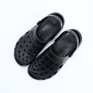 <span class=keywords><strong>Sabots</strong></span> légers pour hommes à bout fermé avec semelle intérieure en caoutchouc PVC EVA, chaussures de jardin pour l'été - Product Image 1