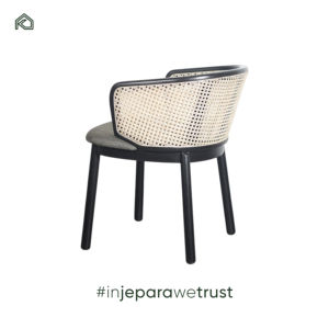 Chaise Cika, une chaise sophistiquée en teck avec assise rembourrée, conçue pour offrir confort, durabilité et style classique. - Product Image 3