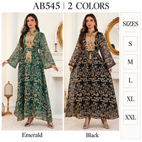 Robe kaftan élégante en polyester brodée avec des motifs dorés ornementaux et une ceinture assortie pour les occasions du soir de l'Aïd