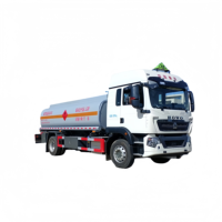 Citerne de carburant 4x2 HOWO avec une capacité de 15 mètres cubes personnalisable pour le transport de pétrole et la distribution de carburant industriel