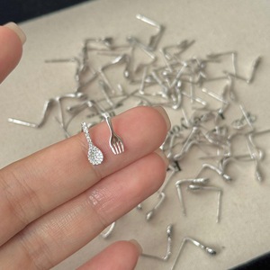 Pendientes Versátiles de Plata de Ley S925, Diseño Creativo Asimétrico, Cuidado de las Orejas, Pendientes Únicos con Forma de Cuchara y Tenedor, Estilo Moderno - Product Image 1