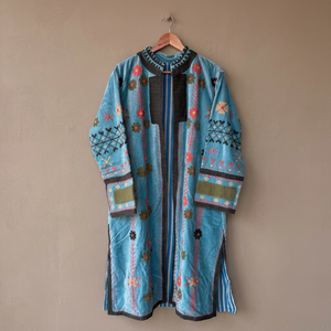 Manteau long en velours bleu clair fait main sur mesure, avec des motifs floraux rouges et verts et des formes géométriques gris foncé - Product Image 2