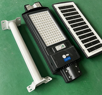 Lampadaire solaire monocristallin haute efficacité intégré avec contrôle crépusculaire pour l'éclairage des autoroutes rurales et des parkings