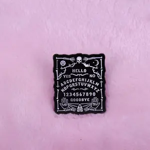 Ouijaボードエナメルピン不気味なホラーハロウィーン異教ウィッカオカルト装飾