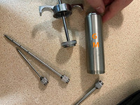 Kit d'injecteur de viande professionnel en acier inoxydable avec 3 aiguilles de marinades pour outils de volaille d'assaisonnement de barbecue et de fumeur