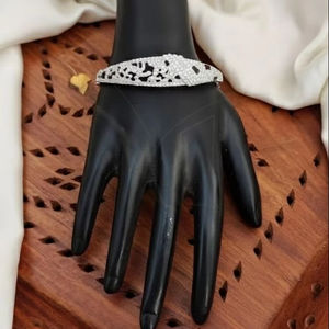 Belle pierre AD complète deux tons polonais fantaisie Kada bracelet de fête élégant pour les femmes parfait pour les mariages et les fêtes - Product Image 1