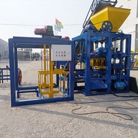Briques creuses semi-automatiques QT4-24 de blocs de béton de ciment faisant la vibration de plate-forme de machine de bloc de verrouillage du Brésil