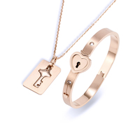 Ensemble de bijoux tendance pour couple, cadeau en acier inoxydable, bracelet à fermoir en forme de cœur d'amour, collier avec pendentif clé assorti