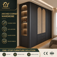 Dressing sur mesure de luxe pour chambre à coucher, finition Noyer foncé, cadre Or Champagne, porte vitrée, éclairage LED, étagère ouverte, meuble de vanité, pour villa, OEM ODM, hôtel