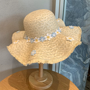 Chapeau de soleil en paille brodé de fleurs avec logo personnalisé - Tissé dégradé avec franges et bord ondulé - Product Image 5
