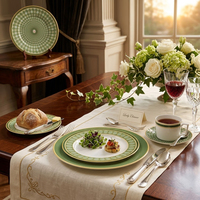 Service de table en céramique de luxe avec bordure dorée, motif géométrique cygne vert émeraude, assiettes en porcelaine fine personnalisées, tasses à thé et soucoupes