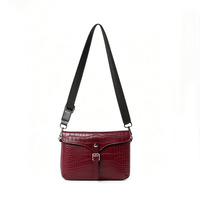 Sac bandoulière à rabat pour homme en similicuir gaufré crocodile bordeaux, avec sangle réglable en toile et boucle rétro