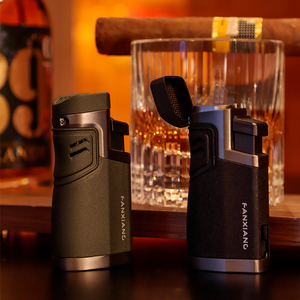 Herramienta de accesorios de cigarro portátil de diseño moderno con encendedor de antorcha de cuatro llamas decorativo - Product Image 2