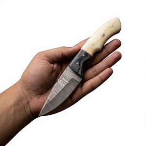 Cuchillo de Supervivencia Forjado a Mano con Hoja Fija de Acero de Damasco de 20cm, Mango de Madera Pakka Azul, Fácil de Transportar, para Camping, Caza y Bricolaje - Product Image 3