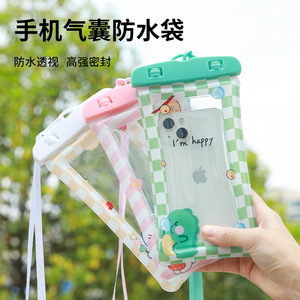 Étui de téléphone étanche Naturepeak avec écran tactile pour la natation et les sports nautiques, design à carreaux verts - Product Image 3
