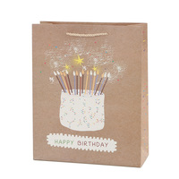 Sac cadeau classique en papier ivoire pailleté 210 g/m² avec motifs gâteau d'anniversaire et bougie, idéal pour les fêtes d'anniversaire et comme sac souvenir