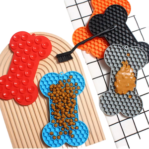 Comedero de silicona moderno sin BPA con ventosa y tapete de succión lenta para perros y gatos, accesorio ligero para botella de comida/agua - Product Image 1