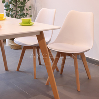 Chaise de salle à manger contemporaine en plastique PP avec pieds en bois de hêtre pour restaurant, café, maison, salle à manger, vente en gros, directement de l'usine, MOQ 5