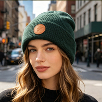 Bonnet en tricot gaufré 100% acrylique, bonnet chaud pour l'automne et l'hiver avec logo en cuir embossé personnalisé