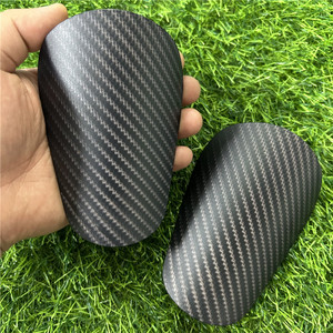 <span class=keywords><strong>Espinilleras</strong></span> de fútbol de fibra de <span class=keywords><strong>carbono</strong></span> personalizadas OEM, <span class=keywords><strong>espinilleras</strong></span> de fútbol ligeras, protectores de piernas, Mini protector para una protección óptima - Product Image 4