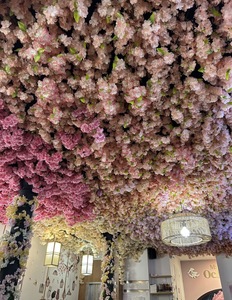 Fleurs artificielles de haute qualité à 4 tiges, en soie, motif fleur de <span class=keywords><strong>cerisier</strong></span>, magnifiques couleurs fraîches d'<span class=keywords><strong>automne</strong></span>, pour plafond de mariage et allée, fabriquées en Chine - Product Image 1