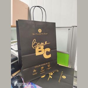 Sac en papier kraft biodégradable de luxe avec poignée torsadée pour la livraison de pizzas, de lait et de cadeaux, fabriqué à partir de matériaux recyclés - Product Image 1