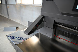 Découpeuse de papier infrarouge de taille de coupe de la découpeuse 670mm de papier de presse hydraulique chinoise superbe - Product Image 5