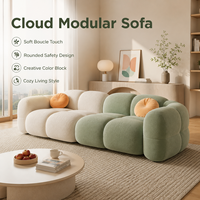 Canapé modulaire en velours crème et vert sauge, deux tons, sections arrondies à profil bas, assise extra profonde pour appartement