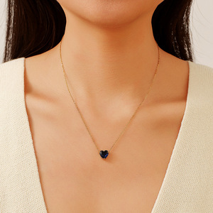 Collar de acero inoxidable con forma de corazón, circonita azul, chapado en oro de 18 quilates, para uso informal. - Product Image 2