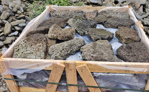 Revêtement mural extérieur en pierre de lave Puka noire naturelle de forme irrégulière - Product Image 6