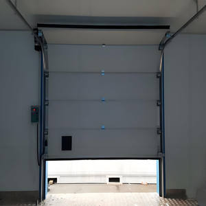 Porte sectionnelle industrielle isolée thermiquement avec panneaux en PU et fenêtre de visualisation pour utilisation dans les portiques de chargement d'usine - Product Image 1