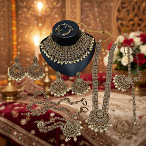 Parure de bijoux ethniques plaqués or pour mariée : collier ras-du-cou, boucles d'oreilles et Maang Tikka – Tendance, fait main, haute qualité, dernière collection pour mariage et fête - Product Image 3