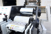Machine compacte multifonctionnelle de type mini pour le revêtement et le laminage de matériaux étroits, avec application de colle thermofusible et étiquettes autocollantes, pour laboratoires