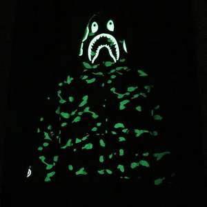 هودي بتصميم القرد المموه بتطريز فم القرش، نسخة عالية الجودة 1:1، تصميم باثينج سوت، بيع بالجملة - Product Image 3