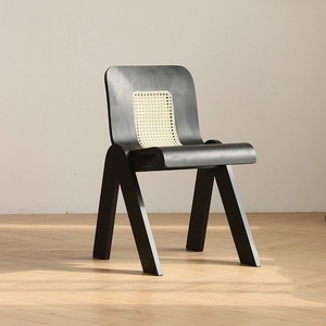 Sedia Minimalista Moderna Ecologica Impermeabile in Pelle Durevole con Schienale in Legno Massello e Seduta in Memory Foam per Hotel e Soggiorno - Product Image 4