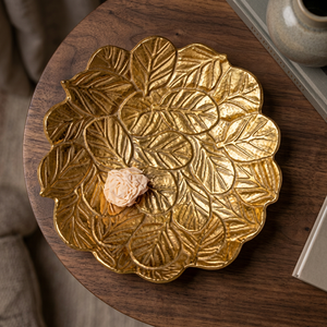 Assiette décorative en métal en forme de fleur, motif végétal gravé à la main, design oriental, couleur dorée - Product Image 4