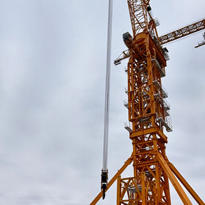 Grúa Torre con Pluma Oscilante DHL3300, Capacidad de 220 Toneladas, Equipo de Elevación Pesada para Ingeniería de Energía Eólica - Product Image 4