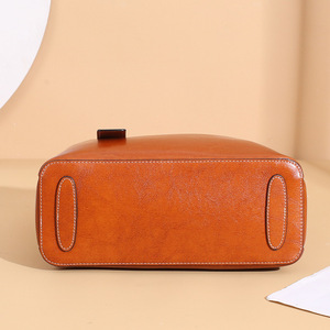 กระเป๋าโท้ทหนังหลากสีเรียบง่ายและมีสไตล์ - Product Image 5