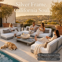 Ensemble de salon extérieur moderne en aluminium avec coussins blancs, table en pierre et oreillers tressés pour hôtel, complexe hôtelier, bord de piscine