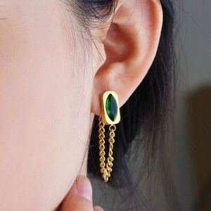 ผู้ผลิตต่างหูแบบติดหู ต่างหูสแตนเลสคลาสสิก ต่างหูระย้าพู่มรกต ต่างหูยาวสำหรับผู้หญิง - Product Image 1