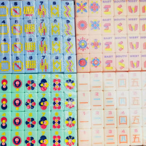 Ensemble de Mahjong en acrylique minimaliste <span class=keywords><strong>rose</strong></span>, orange, bleu <span class=keywords><strong>et</strong></span> vert de style américain fabriqué en usine de 160 carreaux, gravé à la main. - Product Image 1