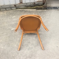 Chaises de mariage Oyeana en plastique durable à prix abordable, couleur imitation bois, pour mariages en plein air
