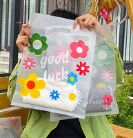 Sacs sous vide biodégradables en LDPE personnalisés avec poignées souples et logo sur mesure pour l'emballage des supermarchés et des vêtements