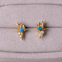 SubtleGlam Boucles d'oreilles clous géométriques tendance en argent sterling plaqué or avec opale naturelle, cadeau unisexe
