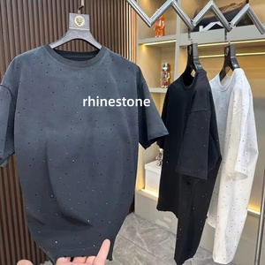 Camiseta de algodón de lujo para hombre al por mayor, personalizada, lisa, blanca, negra, extragrande, estilo casual, con estampado sólido, pedrería y hombro caído - Product Image 1